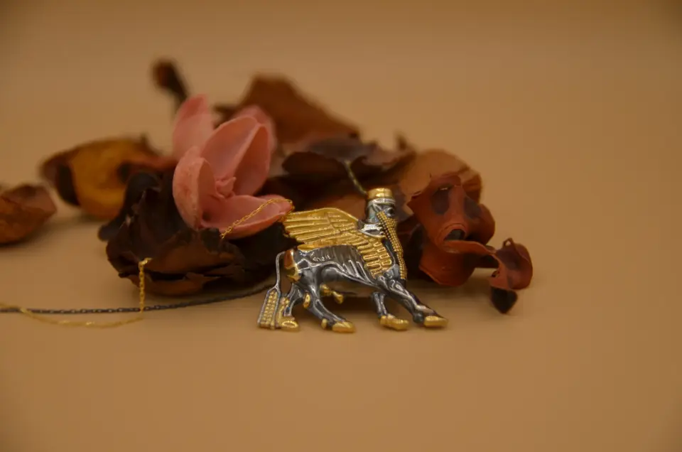 LAMASSU-GOLD & BLACK